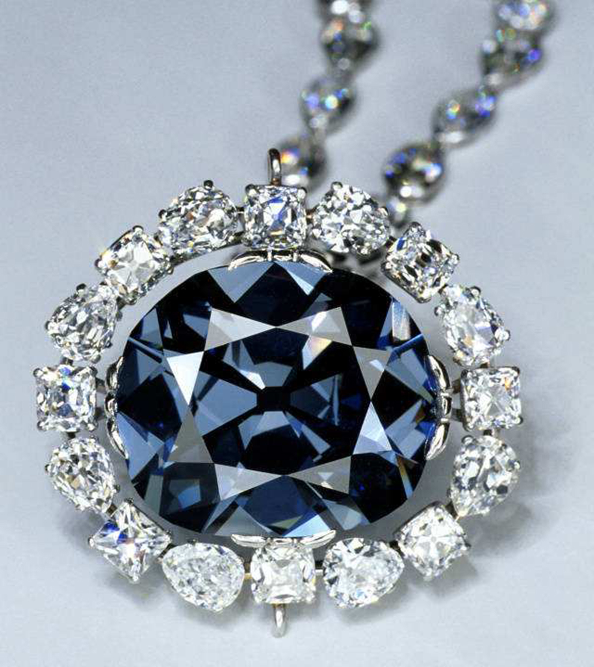 Hope Diamond The cursed diamond has brought bad luck to every owner (2)