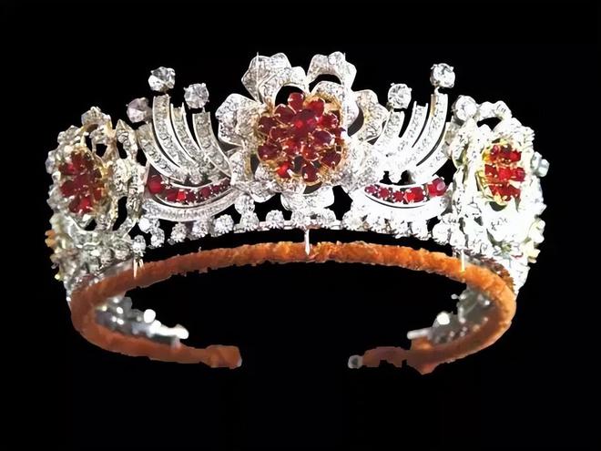 Queen Camilla coronation crown Queen Mary Coronation Crown Cullinan diamonds in royal crowns Mountain of Light diamond history British royal jewelry Daughters of Great Britain and Ireland Tiara George IV State (10)